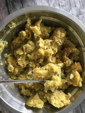 把地瓜对半切开，用勺子把肉肉挖出来。加上炼乳和少量马苏里拉芝士，拌匀。