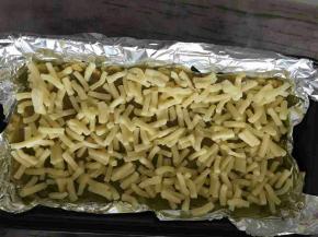 撒上一层马苏里拉芝士，烤箱预热，180°烤15分钟左右即可。