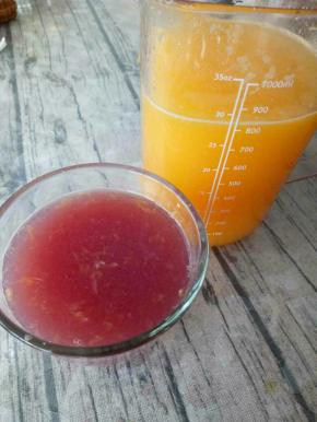 梨，橙子洗干净切块、榨汁。我榨了一杯橙子和梨的混合果汁，榨了一杯梨汁，在梨汁里加了桑葚酱。