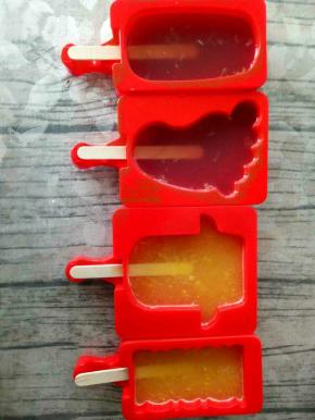 把果汁倒入模具，插上木棒。