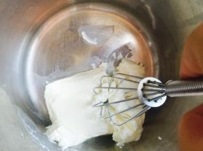 奶油奶酪隔水打至顺滑，离开热水