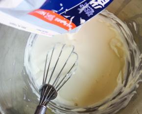 加入淡奶油和糖，搅拌均匀