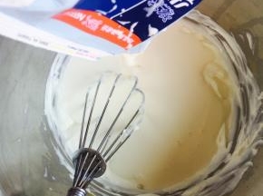 加入淡奶油和糖，搅拌均匀