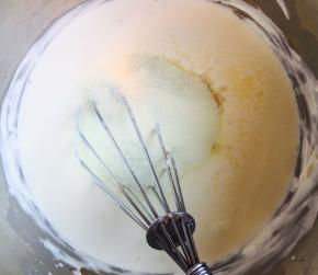 加入奶粉和一勺柠檬汁，搅拌均匀