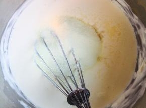 加入奶粉和一勺柠檬汁，搅拌均匀