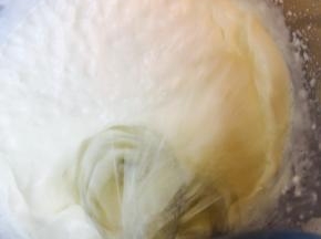 打蛋器高速搅打一分钟，稍微浓稠一点点即可