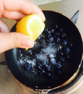 蓝莓洗干净，丢锅中，我做的冰棒量少，你可以多放蓝莓，挤两下柠檬汁，大约一勺，糖放20克，开小火，不要翻动锅子，保持蓝莓的完整