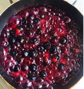 慢慢汁水浓稠，就停火即可，不用做成蓝莓果酱那样，保持蓝莓的口感即可。放柠檬汁是为了保持蓝莓漂亮的颜色。