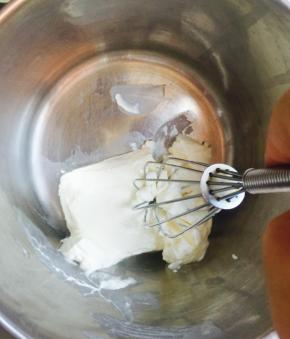 奶酪隔水搅至顺滑