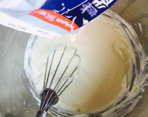 加入淡奶油和剩余40克糖，搅匀