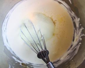 加入奶粉，和柠檬汁，柠檬汁也是一勺左右，搅匀