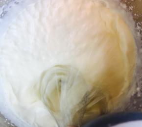 电动打蛋器高档，打大约一分钟。稍微有一点点浓稠即可。