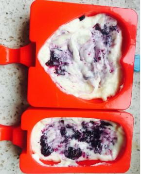 放一勺蓝莓果酱放点奶液，再放蓝莓，再放奶，然后轻轻搅和一下，有纹路，冰棒才好看