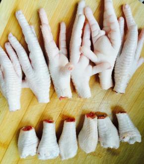 鸡爪处理：剪掉指甲，如图部位切开