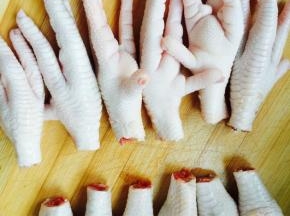 鸡爪处理：剪掉指甲，如图部位切开