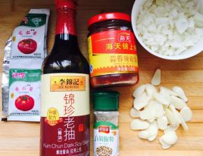 蒜切片，洋葱切细丁