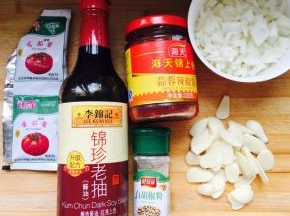 蒜切片，洋葱切细丁