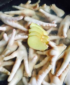 鸡爪反复洗干净，凉水下锅，放姜4片，开锅后，煮10分钟，期间撇掉沫子和油花