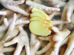 鸡爪反复洗干净，凉水下锅，放姜4片，开锅后，煮10分钟，期间撇掉沫子和油花