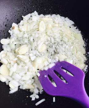 重起油锅，放食用油，下锅炒蒜片和洋葱丁，炒软炒香