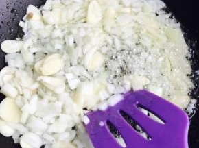 重起油锅，放食用油，下锅炒蒜片和洋葱丁，炒软炒香