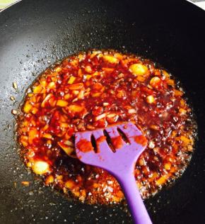 放老抽，蒜蓉辣酱，番茄酱，白胡椒粉，翻炒均匀