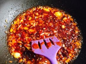 放老抽，蒜蓉辣酱，番茄酱，白胡椒粉，翻炒均匀