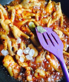 倒入少量水，料酒，香叶，冰糖，开中火煮