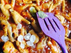 倒入少量水，料酒，香叶，冰糖，开中火煮