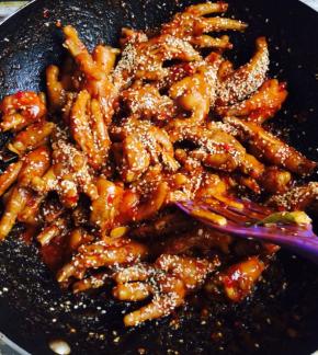 收汁后，放芝麻，翻炒均匀，出锅