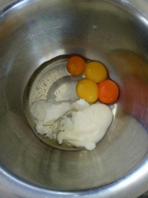 蛋清蛋黄分离，蛋黄中加入10克糖粉，酸奶，植物油，搅拌均匀。