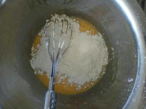 筛入中粉，搅拌均匀。再加入朗姆酒，搅拌一下。