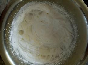 蛋清加入40克糖粉打至干性发泡。