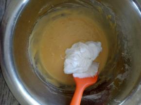 蛋清分次加入蛋黄糊，上下切拌均匀。