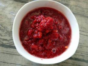 野草莓果酱是昨天先腌渍好的，用一份鲜果，三分之一的糖装入玻璃罐，放冰箱冷藏一晚。这里我取出300ml备用。