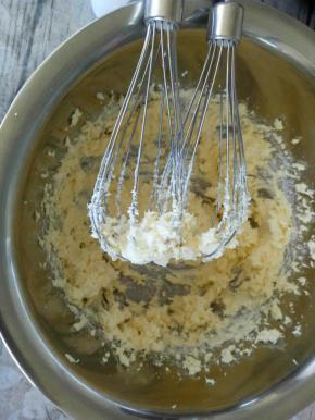 芝士温室软化，用打蛋器搅打至顺滑。