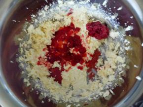 分三次加入野草莓果酱，每一次都要搅打至顺滑再继续加，以免芝士起颗粒影响口感。