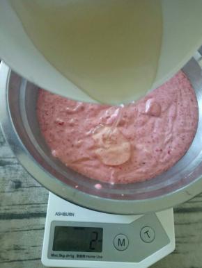 将融化好的吉列丁倒入野草莓芝士糊中，搅拌均匀。