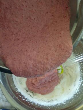 将芝士糊倒入淡奶油中，拌匀。