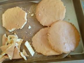 蛋糕烤好放凉，延模具底部切两个圆形蛋糕片备用。