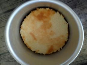 模具底部放一片蛋糕片。