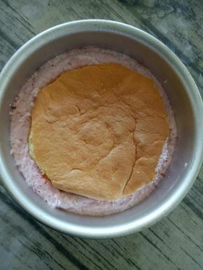 再放入一片蛋糕片。