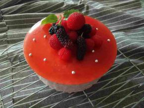 吉列丁如步骤9软化，取100ml野草莓果汁（因为要做镜面，我直接把果酱里的汤汁倒出来用），过筛以后加入吉列丁，放锅里隔水稍稍加热（60°左右即可，温度过高会影响吉列丁的凝固力），将果汁浇在蛋糕表面，放冰箱冷藏一个小时，然后用自己喜欢的水果装饰表面（原谅我来不及拍做镜面的照片）