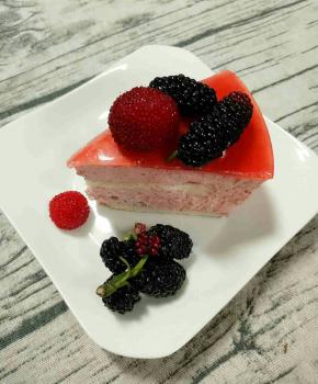 用吹风机将模具一圈吹一下，或者用热毛巾捂一下就可以轻松脱模。水果刀放火上过一下，就可以轻松切开，是不是很诱人呀，味道超级赞哦~