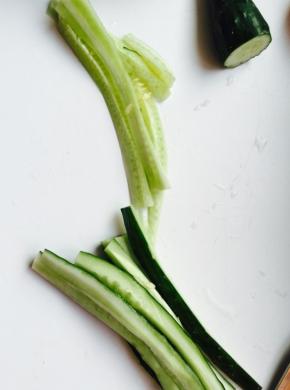 处理黄瓜，切成6条，中间的带籽的芯去掉，避免出水