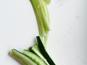 处理黄瓜，切成6条，中间的带籽的芯去掉，避免出水