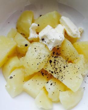 土豆去皮，切小块，大火蒸20分钟，取出压泥，放入黄油，盐，现磨黑胡椒，搅匀压泥。