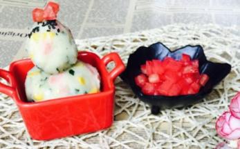 放进冰箱里冷藏一两个小时再吃，非常美，撒一些黑芝麻和西红柿碎，口感非常棒