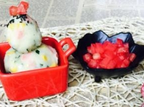 放进冰箱里冷藏一两个小时再吃，非常美，撒一些黑芝麻和西红柿碎，口感非常棒