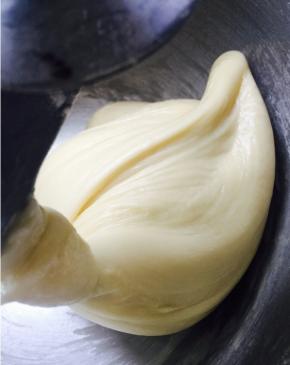 除黄油和装饰之外的一起混合揉面，揉至可以拉出厚膜，加入软化黄油，继续揉至可以拉出比较薄，不断裂的手套膜，放置温暖处发酵至两倍大